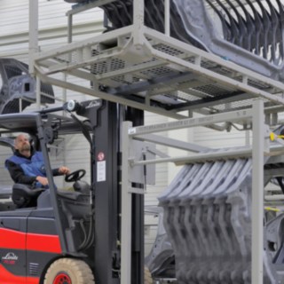Vysokozdvižný vozík s technologií palivových článků při nakládce Vysokozdvižný vozík s technologií palivových článků při nakládce