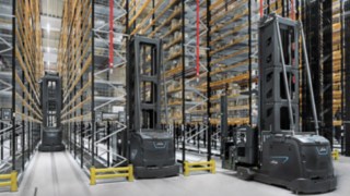 Několik vysokozdvižných vozíků pro velmi úzké uličky od společnosti Linde Material Handling ve skladu