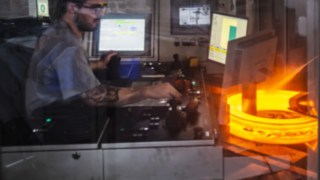 V rozválcovacím stroji se využívá hrubé síly i nejmodernějších technologií. Kroužky jsou válcovány až do průměru 4 metrů o tloušťce 65 centimetrů.