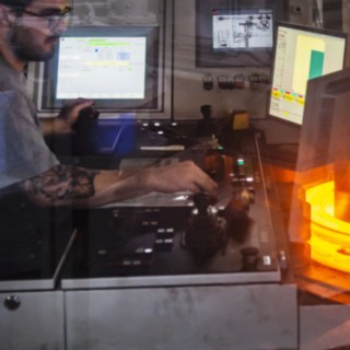 V rozválcovacím stroji se využívá hrubé síly i nejmodernějších technologií. Kroužky jsou válcovány až do průměru 4 metrů o tloušťce 65 centimetrů.