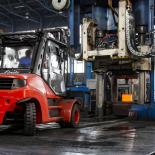 Válec se mění v úhledně slisovaný předkovek