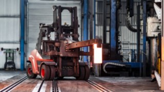 Pro přepravu kovových válců ohřátých na teplotu více než 1200 stupňů k lisování je potřeba speciálního přídavného zařízení