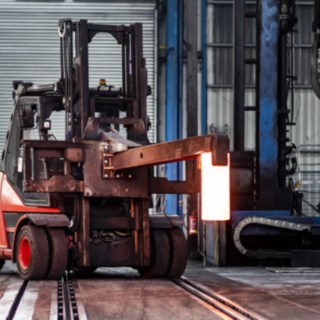 Pro přepravu kovových válců ohřátých na teplotu více než 1200 stupňů k lisování je potřeba speciálního přídavného zařízení