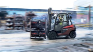 Dieselový vysokozdvižný vozík Linde Material Handling v provozu v železárnách