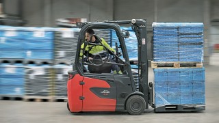 Zaměstnanec společnosti DB Schenker couvá s elektrickým vysokozdvižným vozíkem Linde E16 Zaměstnanec společnosti DB Schenker couvá s elektrickým vysokozdvižným vozíkem Linde E16