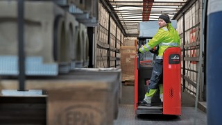 Zaměstnanec DB Schenker couvá s vozíkem Linde D12 HP SP z nakládací rampy Zaměstnanec DB Schenker couvá s vozíkem Linde D12 HP SP z nakládací rampy