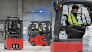 Tři manipulační vozíky Linde v provozu ve společnosti DB Schenker. Tři manipulační vozíky Linde v provozu ve společnosti DB Schenker.