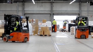 Různé vozíky od společnosti Linde Material Handling přepravují zboží ve skladu společnosti DB Schenker. Různé vozíky od společnosti Linde Material Handling přepravují zboží ve skladu společnosti DB Schenker.