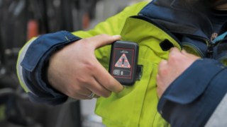 Zaměstnanci společnosti DB Schenker mají u sebe přenosnou jednotku Linde Safety Guard
