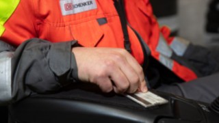 Obrázek řidiče vysokozdvižného vozíku, který provádí každodenní kontrolu před provozem. Obrázek řidiče vysokozdvižného vozíku, který provádí každodenní kontrolu před provozem.