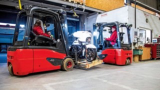 Elektrický vysokozdvižný vozík od společnosti Linde Material Handling při použití ve společnosti Emons