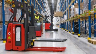 Automatizované a ručně řízené vozíky společnosti Linde Material Handling se pohybují po skladu.