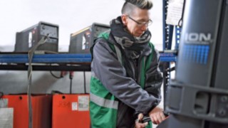 Video o přechodu z olověných baterií na moderní lithium-iontovou technologii Linde ve skupině Fritz