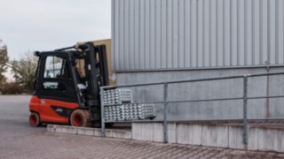 Elektrický vysokozdvižný vozík E35 od společnosti Linde Material Handling přepravuje v reinheimské společnosti Grass GmbH materiál do výroby.