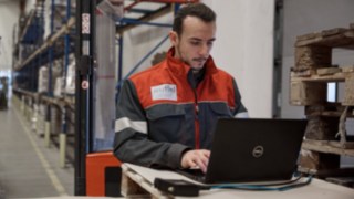 Pracovník společnosti Suffel, prodejního partnera Linde Material Handling, se stará o reinheimskou společnost Grass GmbH.