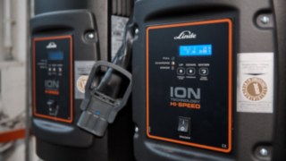 Nabíjecí stanice v reinheimské společnosti Grass GmbH pro elektrické vysokozdvižné vozíky od společnosti Linde Material Handling
