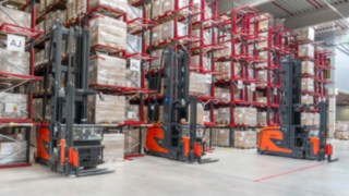 Tři vychystávací zařízení pro úzké uličky od společnosti Linde Material Handling ve skladu společnosti K2 Systems