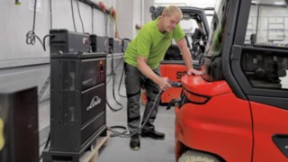 Kombinace lithium-iontové baterie, 90V technologie a nových synchronních reluktančních motorů zajišťuje maximální výkon modelu Xi20 P. Thomas Lüssen dobíjí vysokozdvižný vozík Linde Xi20 P.