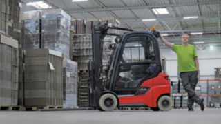 Thomas Lüssen ze společnosti Klingele má radost z většího prostoru a pohodlí ve vysokozdvižném vozíku Linde Xi20 P. Skladník Thomas Lüssen stojí vedle vozíku Xi20 P.