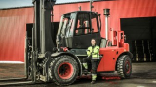 Vysokozdvižný vozík se spalovacím motorem H120 D od společnosti Linde Material Handling při práci ve společnosti Norrlands trä