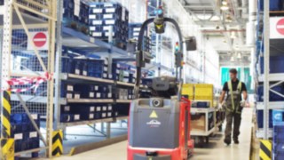 Logistický vláček P-MATIC od společnosti Linde se ve vídeňském závodě Opel pohybuje samostatně. Autonomní logistický vláček P-MATIC od společnosti Linde Material Handling s geonavigací při použití ve společnosti Opel-Wien GmbH