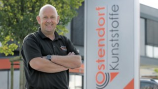Uwe Fröhle stojí před budovou společnosti Gebr. Ostendorf GmbH ve Vechtě.