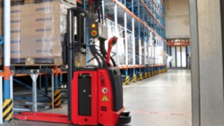 Autonomní vysokozdvižný vozík L-MATIC AC od Linde Material Handling ve společnosti Poloplast