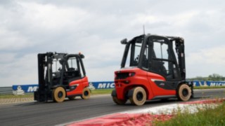 H25 a X25 od Linde Material Handling na závodní dráze