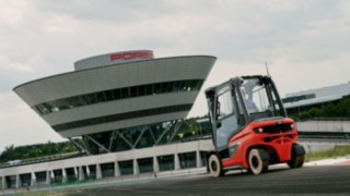 Elektrický vysokozdvižný vozík s protizávažím H25 od společnosti Linde prokazuje dynamiku na závodní dráze. Elektrický vysokozdvižný vozík s protizávažím H25 od společnosti Linde Material Handling