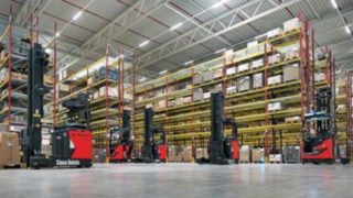 Několik vozíků R-MATIC od společnosti Linde Material Handling ve skladu společnosti Simon Hegele