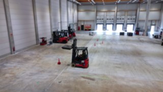 Modely Xi při výkonnostním testu v hale.