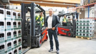 Pracovníci pivovaru Veltins s elektrickými vysokozdvižnými vozíky E30 od společnosti Linde Material Handling