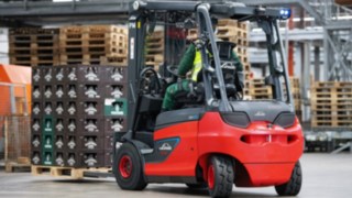 Elektrický vysokozdvižný vozík E30 od společnosti Linde Material Handling nasazený v pivovaru Veltins