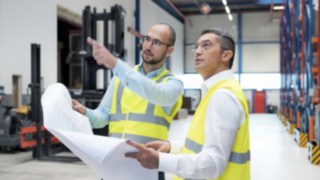 Odborníci ze společnosti Linde Material Handling při práci ve společnosti Yanmar Compact Equipment Europe. Odborníci ze společnosti Linde Material Handling plánují nové logistické středisko společnosti Yanmar Compact Equipment Europe.