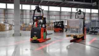 Automatizované vozíky od společnosti Linde Material Handling při použití ve skladu