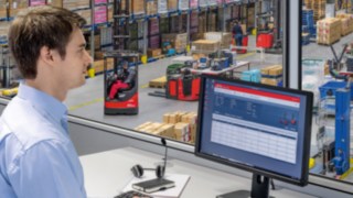 Správce vozového parku používá software connect: na počítači Správce vozového parku používá software connect: na počítači