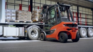 Vykládka nákladního vozidla pomocí dieselového vysokozdvižného vozíku H20 od společnosti Linde Material Handling Nový dieselový vysokozdvižný vozík H20 při vykládce nákladního vozidla