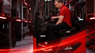 Boční pohled na obsluhu při práci v ergonomickém retraku Ri16 od společnosti Linde Material Handling.