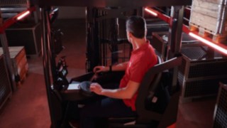 Řidič sedí v ergonomickém kokpitu vysokozdvižného vozíku Ri16 od společnosti Linde Material Handling.