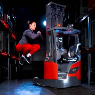 Sportovkyně vyskakuje do výšky vedle retraku Ri16 od společnosti Linde Material Handling.