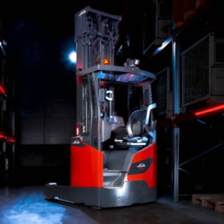 Vysokozdvižný vozík Linde Material Handling typu Ri16 v jasně osvětleném skladu.