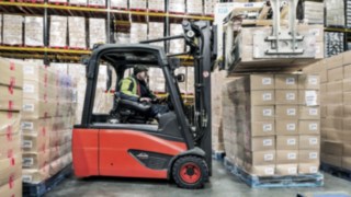 Elektrický vysokozdvižný vozík od společnosti Linde Material Handling při použití v chladírnách