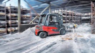Elektrický vysokozdvižný vozík X50 od společnosti Linde Material Handling přepravuje náklad