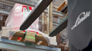 Vysokozdvižný vozík retrak s výsuvným sloupem od společnosti Linde Material Handling Vidlice vysokozdvižného vozíku retrak Linde Material Handling