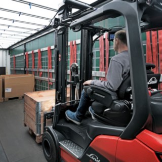 Vozík od společnosti Linde Material Handling nakládá na nákladní vůz