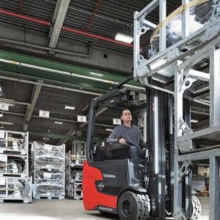Vozík od společnosti Linde Material Handling ve výrobní hale