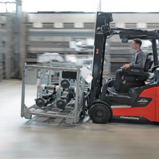 Vozík od společnosti Linde Material Handling přepravuje zboží
