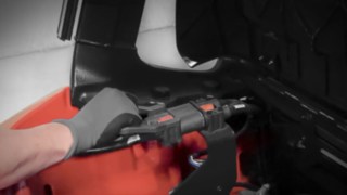 Pracovník nakládá elektrický vysokozdvižný vozík od společnosti Linde