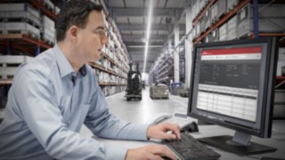 Člověk pracuje u počítače