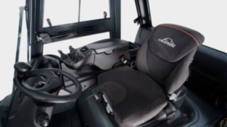 Maximální komfort a pracovní podmínky šetřící zdraví řidiče. Detailní pohled na pohodlnou polohu sezení u řady vozíků E100–E180.